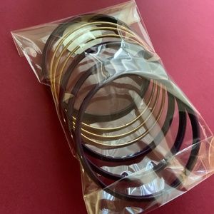Set of 7 fashion bangles